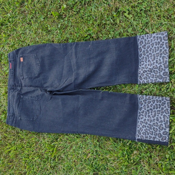 ๐ปPEACE, LOVE, WORLD โฎ๐ค๐ Missy Ankle Jean with Cheetah Cuff - Picture 12 of 15